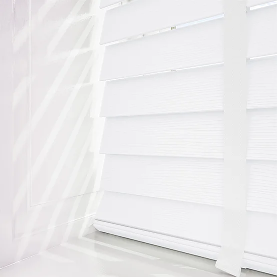 WoodLux Fine Grain Brilliant White with Tapes venetian